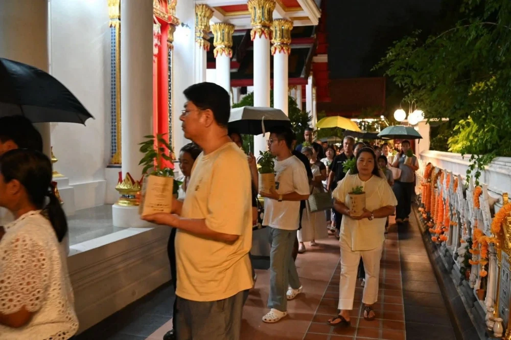Eco-Friendly Candlelight Procession: Using Trees Instead of Incense to Fight Dust Pollution