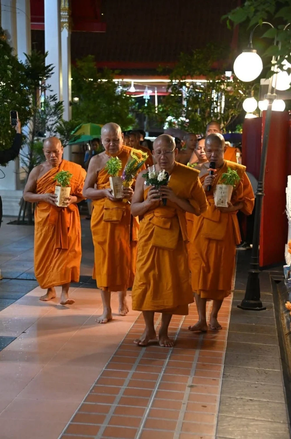 Eco-Friendly Candlelight Procession: Using Trees Instead of Incense to Fight Dust Pollution